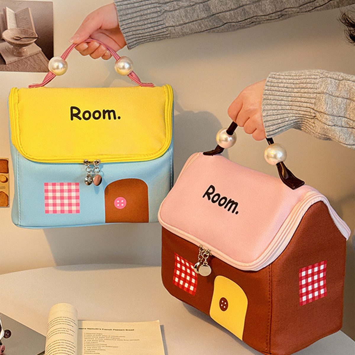 Small house makeup bag - Image 2